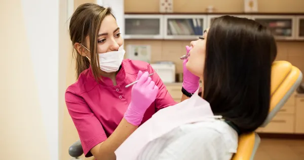 Una mujer en consulta odontológica por sangrado de encías