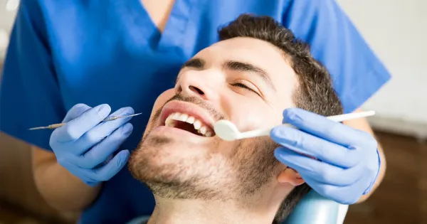 Un paciente se realiza el tratamiento de limpieza dental